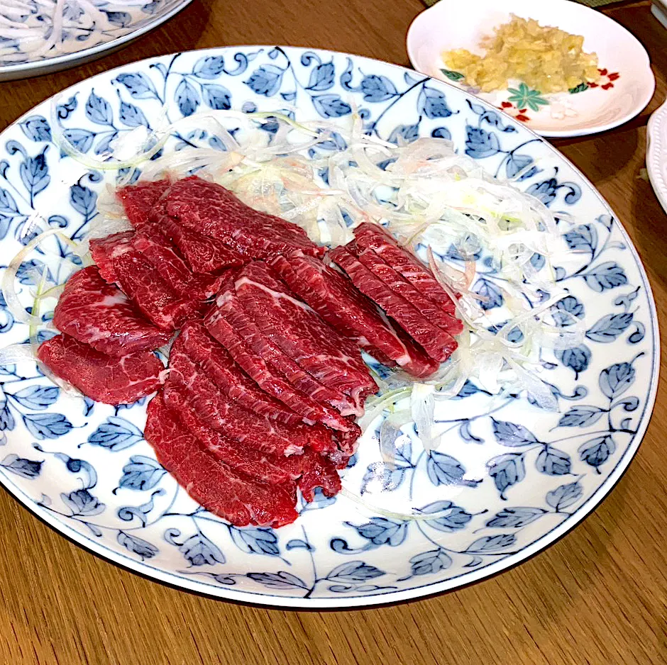 熊本のペンションで食べた美味しい馬刺し😋にんにく醤油で|さくたえさん