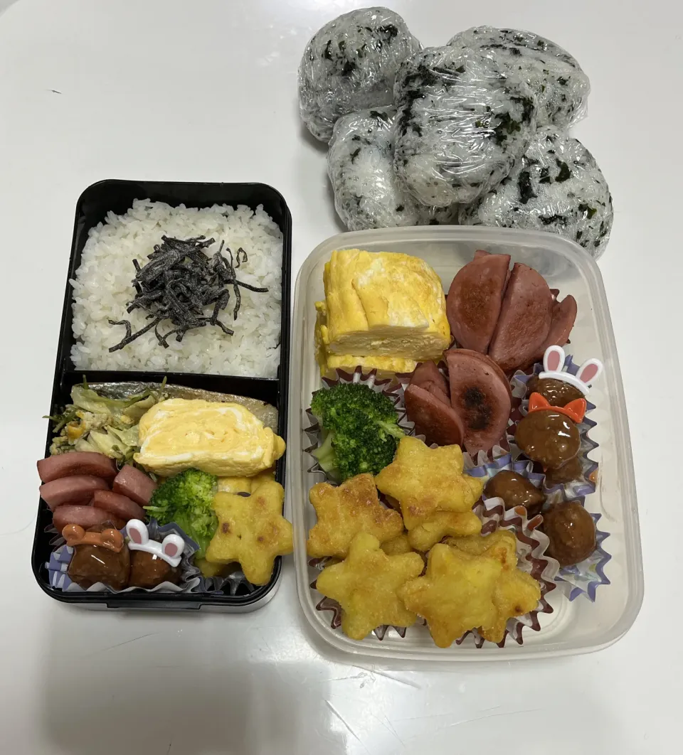 部活弁当。タッパーは父さん・母さん用。☆だし巻き卵☆ボロニアハム☆ミートボール☆星型ポテト☆ブロッコリー☆わかめご飯おにぎり☆鮭（にぃに）☆豆苗炒め（にぃに）☆塩昆布ご飯（にぃに）|Saharaさん