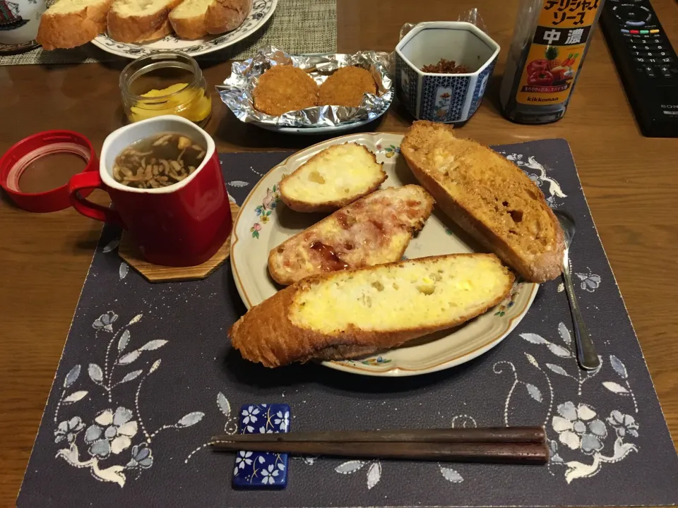 マーガリンと各種スプレッドを塗って焼いたトースト、コロッケ、小女子の佃煮、タマネギスープ(朝ご飯)|enarinさん