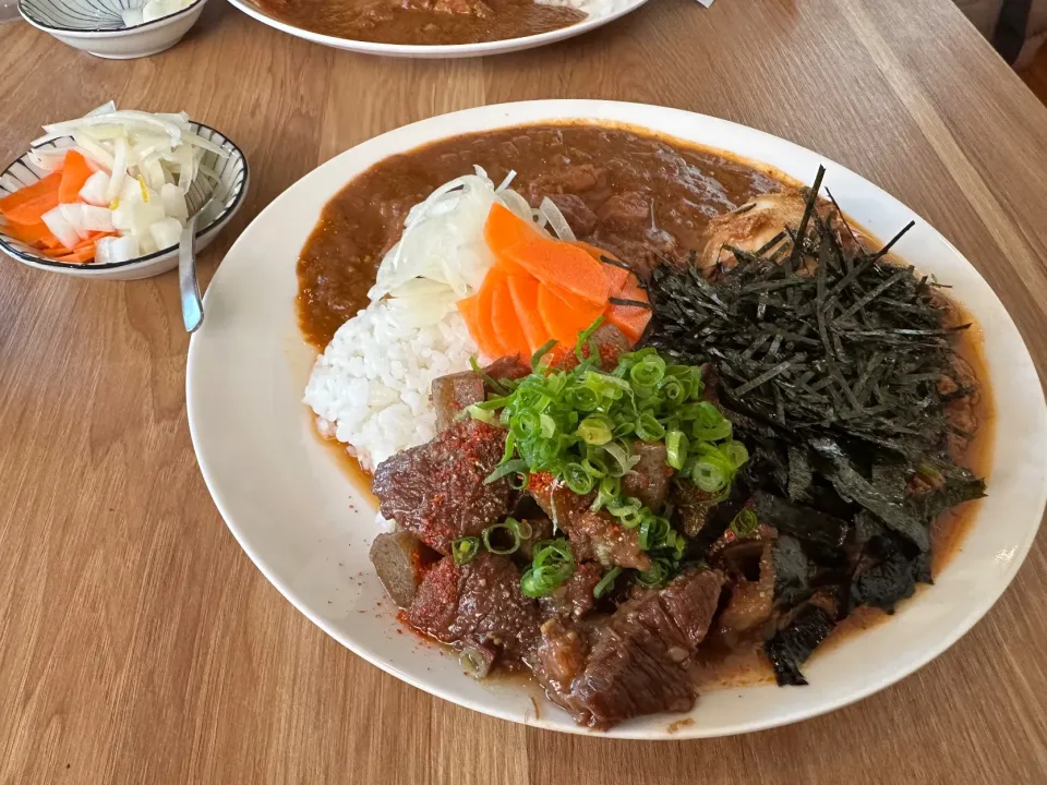 Snapdishの料理写真:極辛キーマクラシックと大辛チキン🍛🌶️🔥のあいがけ、味玉と三日間限定のスジコン(大辛)トッピング🥚ピクルスマシマシ🥒|buhizouさん