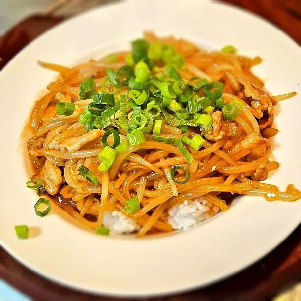 Snapdishの料理写真:ごはんがとまらん！ピリ辛もやしあんかけ丼|ちゃらりんこクック とっしー😋さん