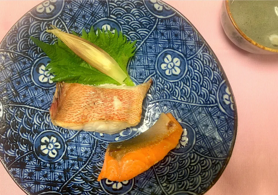 Snapdishの料理写真:赤魚と鮭の粕漬け焼き　茗荷の粕漬け|KimaLABOさん