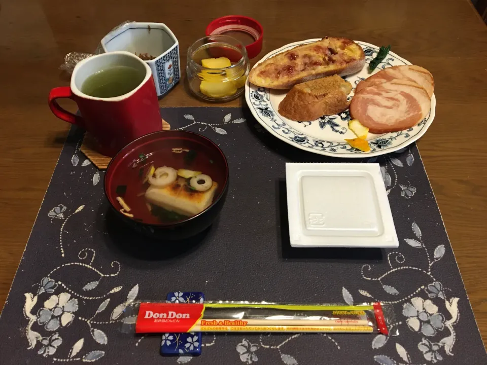 Snapdishの料理写真:お雑煮、葡萄ジャムトースト、ピーナッツバタートースト、納豆、叉焼、小女子の佃煮、沢庵、熱い日本茶(昼飯)|enarinさん