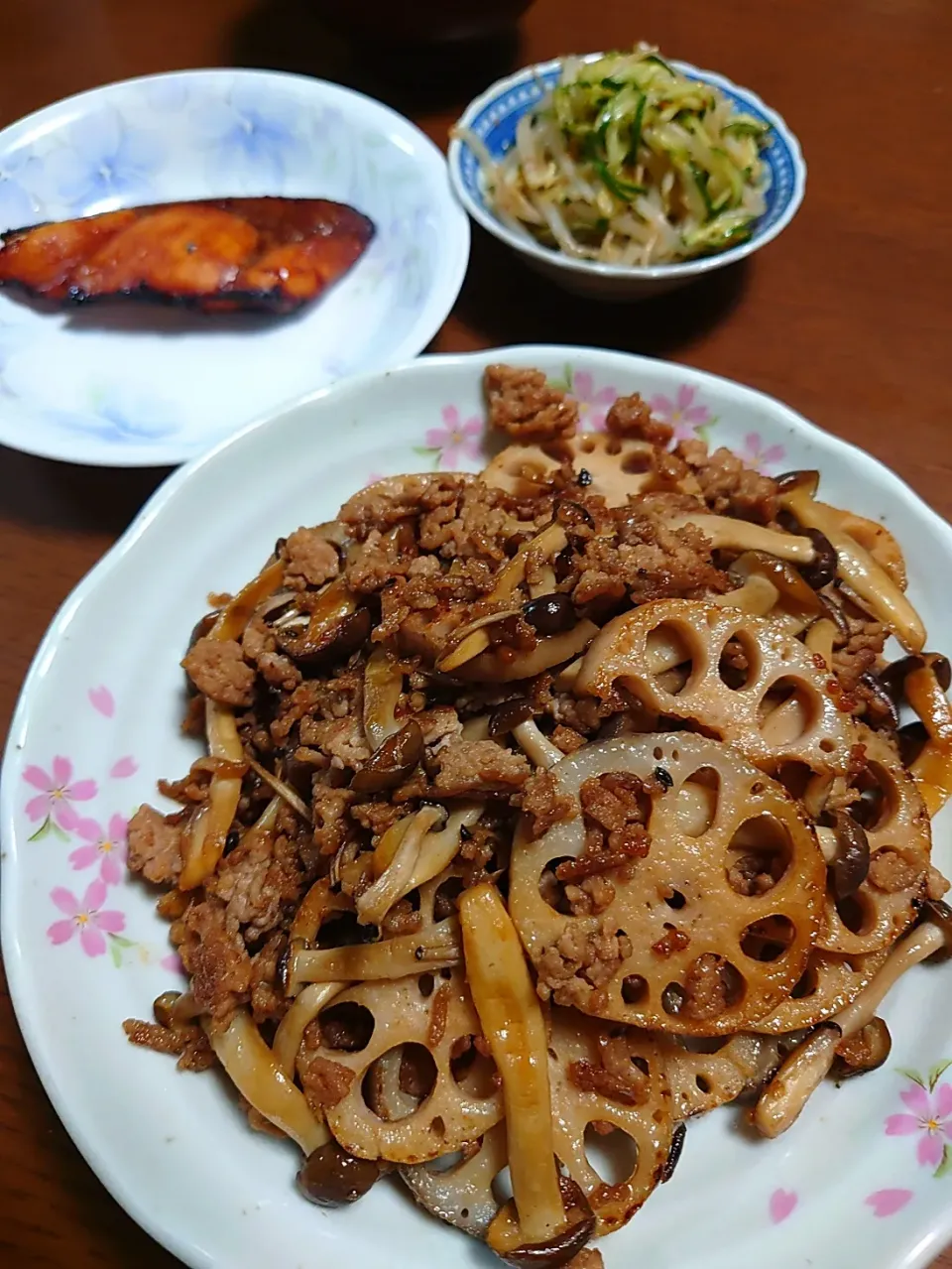 レンコンとシメジ挽き肉炒め
ぶりの照焼き
もやしサラダ|ぱやさん