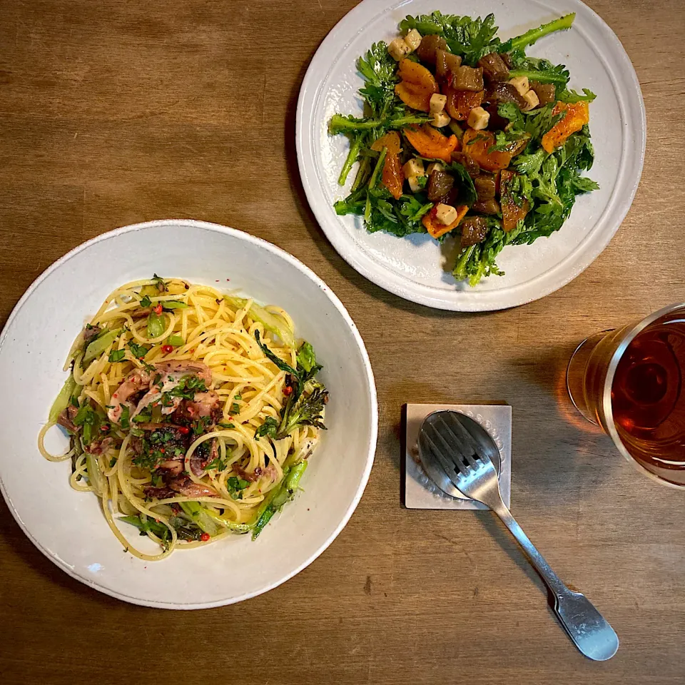 Snapdishの料理写真:スペインみやげ、タコのアヒージョ缶とセロリのパスタ。春菊とセミドライ柿、いぶりがっことチーズのサラダ|yukko7740さん