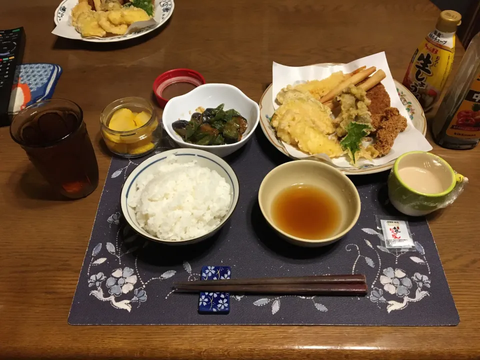 ご飯、揚げ直したお惣菜の揚げ物盛り合わせ、なす味噌炒め、沢庵、烏龍茶、森永マミーの寒天(夕飯)|enarinさん