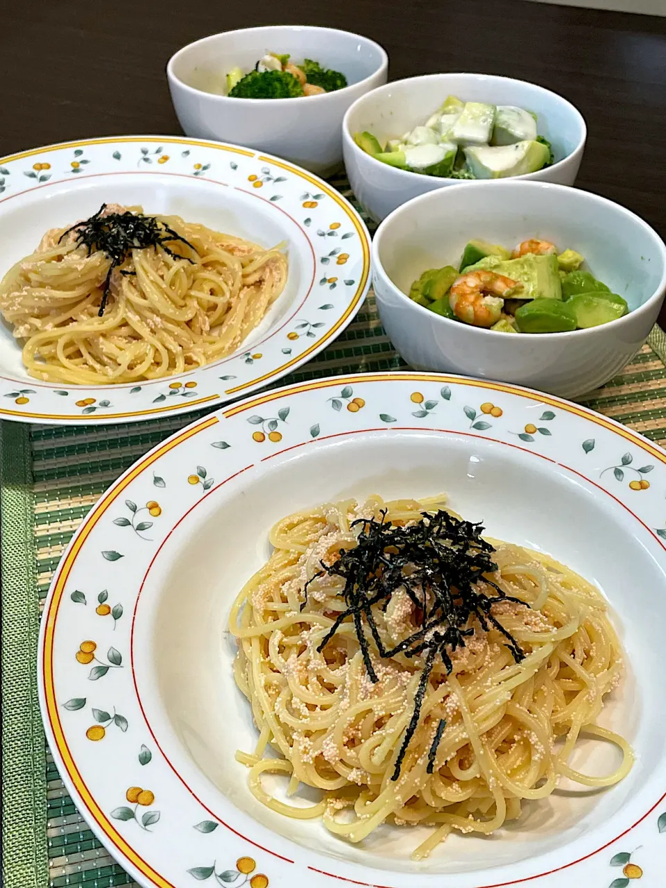 たらこパスタとエビサラダ🥗|うららさん