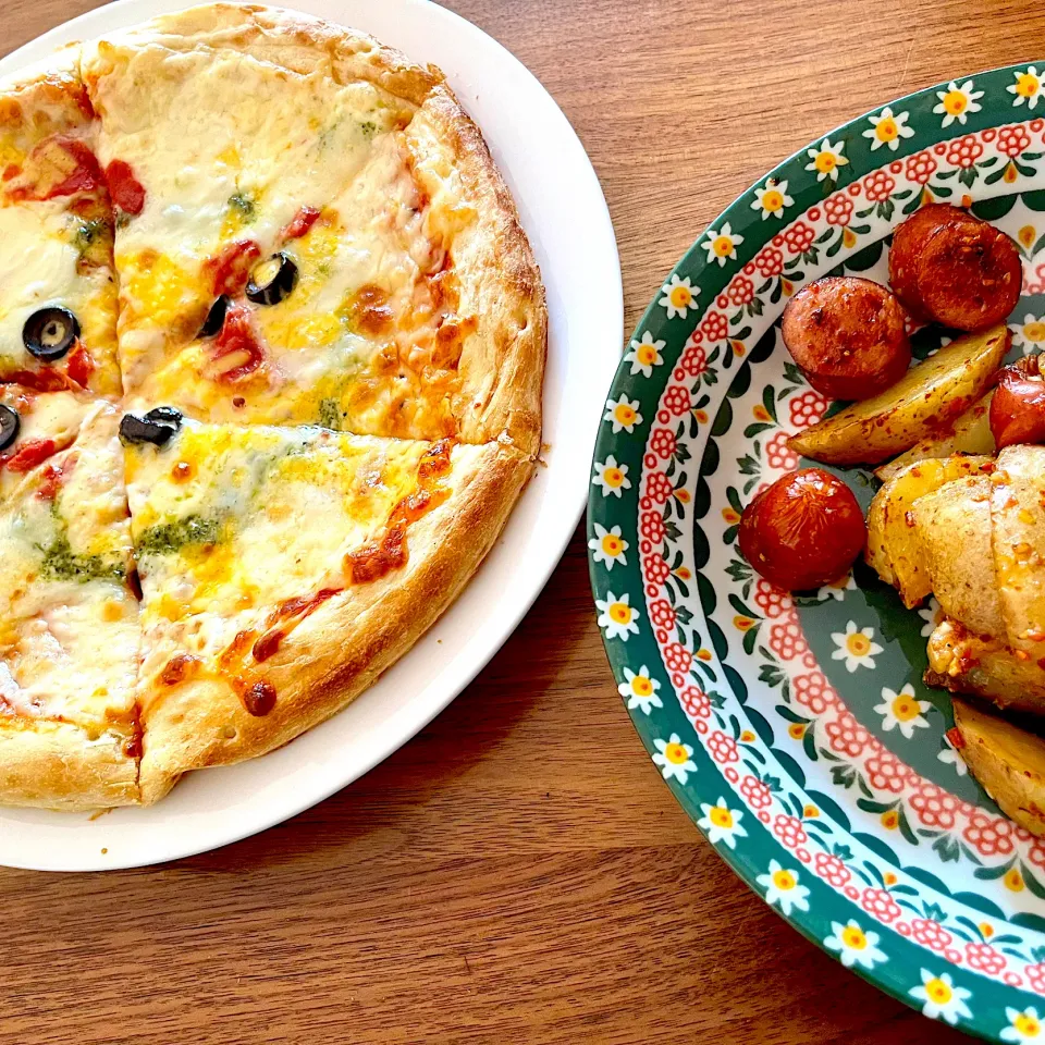 Snapdishの料理写真:ピッツァマルゲリータ🇮🇹 ブラートカルトッフェルン 🇩🇪 Pizza Margherita & Bratkartoffeln|アッコちゃん✨さん