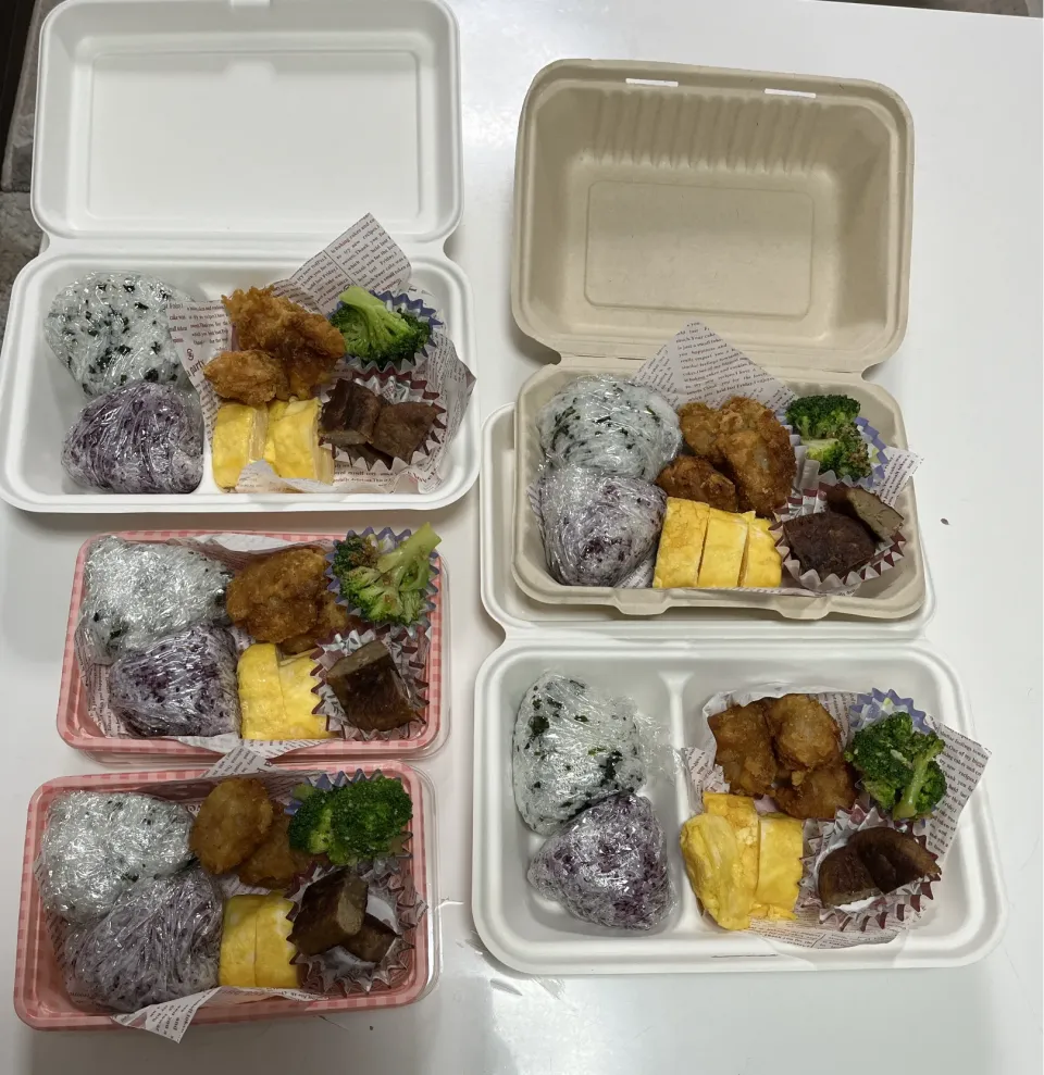 Snapdishの料理写真:部活弁当☆ブロッコリーの胡麻和え☆唐揚げ☆卵焼き☆マルシンハンバーグ☆おにぎり（わかめ・ゆかり）左側パパ・娘・母。右側次男・長男。|Saharaさん