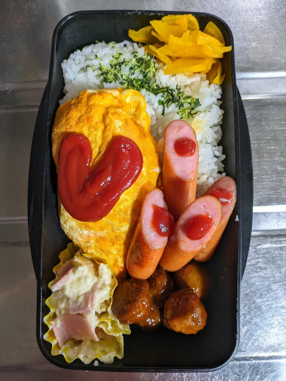 旦那弁当　2024/1/7

チーズオムレツ
ウインナー
ミートボール
ポテトサラダ|ユキヨメ♪さん