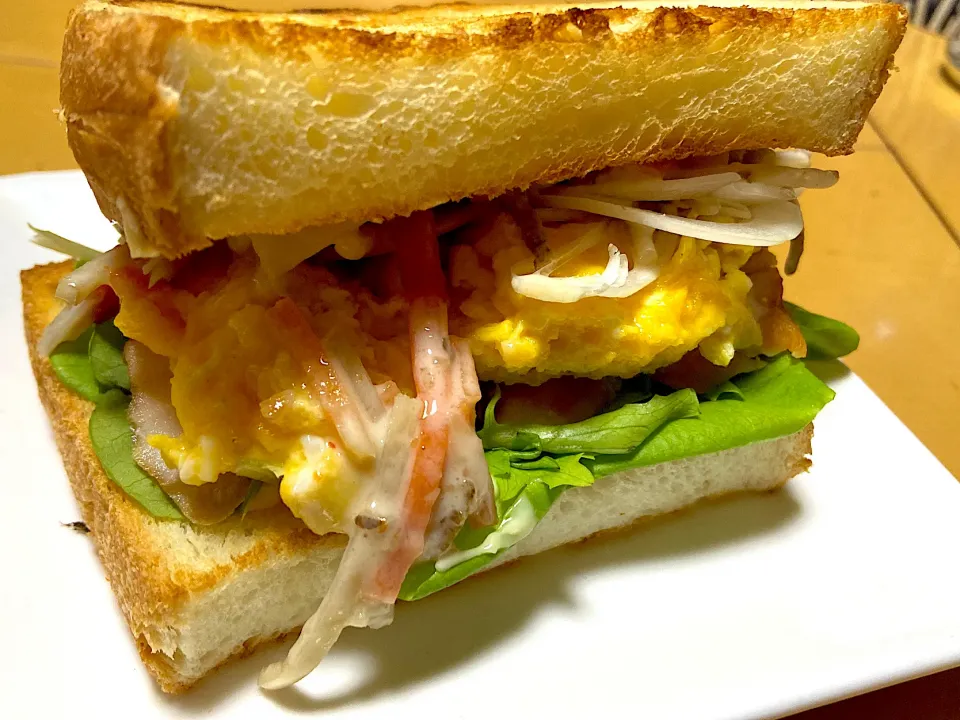 スモークチキンとゴボウサラダ　　　　　　　　　　野菜いっぱいのサンドイッチ🥪|サチ😊さん