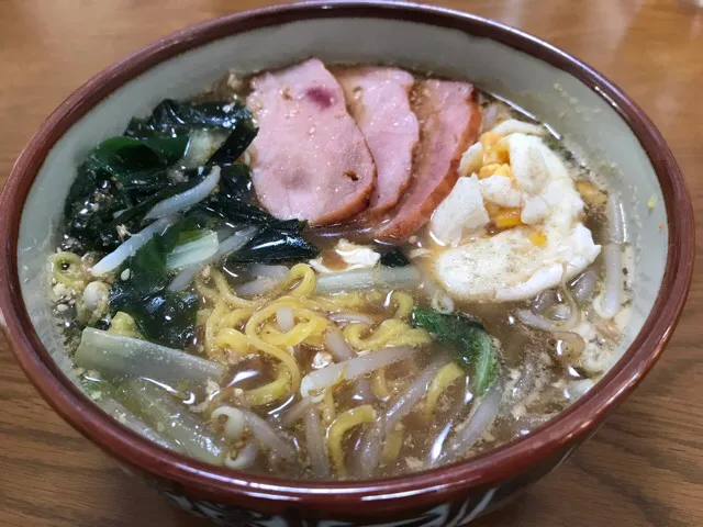 Snapdishの料理写真:極楽ラ王🍜、味噌味❗️(-.-;)y-✨|サソリさん