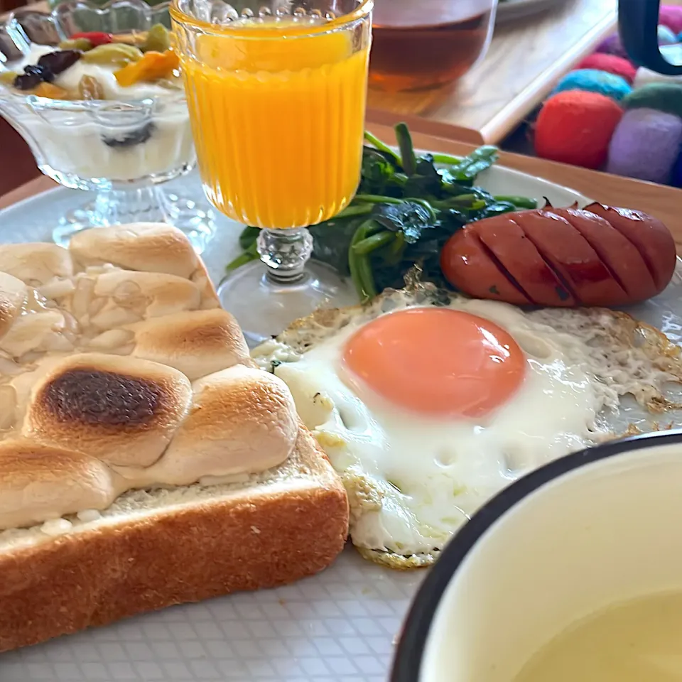 スモアチーズトースト　　　　　　　　　　　　　　コーヒー風味のマシュマロとチーズを　　　　　　　のせました🍞日曜日の朝ごはん🥣|mokoさん