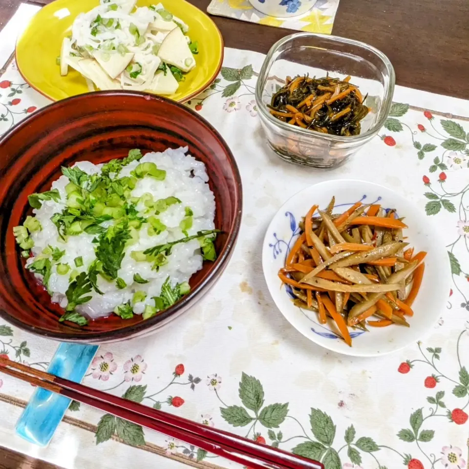 七草粥
七草粥のセットは買わなかったので
ある物でお粥です|ヒカリーさん