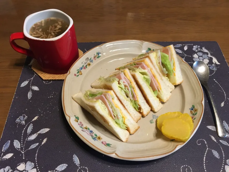 ホットサンドイッチ、沢庵、カットワカメ＆フライドレッドオニオン入りタマネギスープ(昼飯)|enarinさん