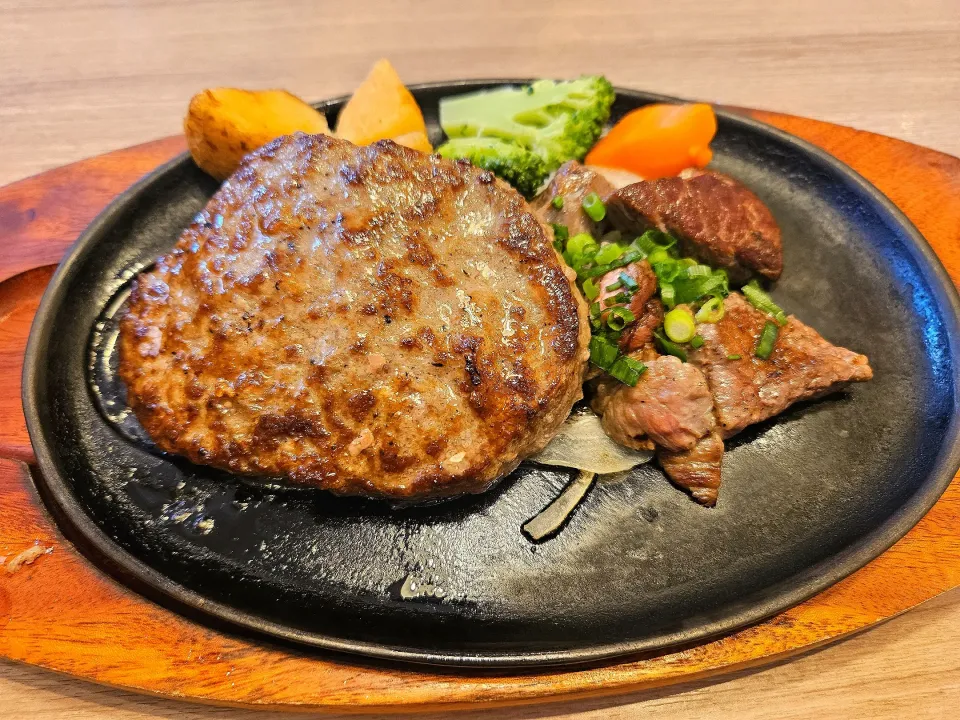 Snapdishの料理写真:超・粗挽きハンバーグステーキ&切落としビーフ|emiさん