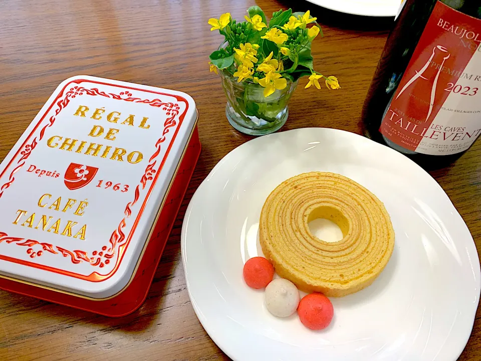 Snapdishの料理写真:キノコとハムのトマトソースのパスタ🍅ユーハイムのバームクーヘン🌳カフェ・タナカのマポロン🍪今日の昼食🍷20230107|rococoさん