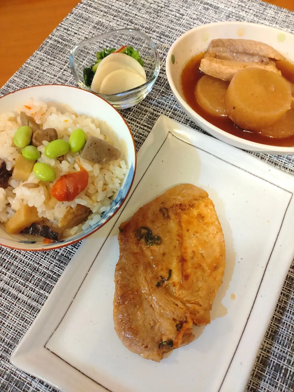 ☆豚肉ネギ味噌漬け焼き
☆ブリあら大根煮
☆大根と葉の浅漬け
☆混ぜご飯|chikakoさん