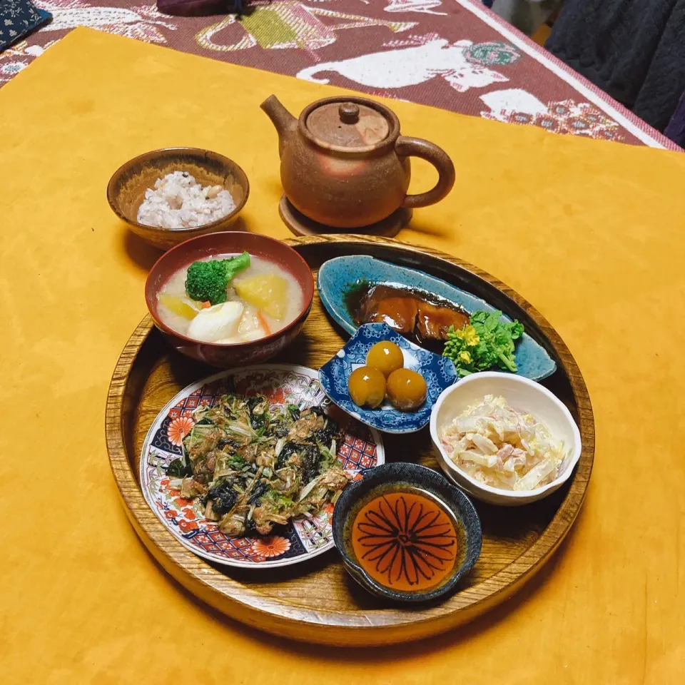 Snapdishの料理写真:grandmaの晩ごはん☆ 今夜はブリの照り焼き、さつまいも入りカス汁、白菜とシーチキンのサラダ…ワカメ､水菜、エノキ、しめじのチヂミ風…|kaoriさん