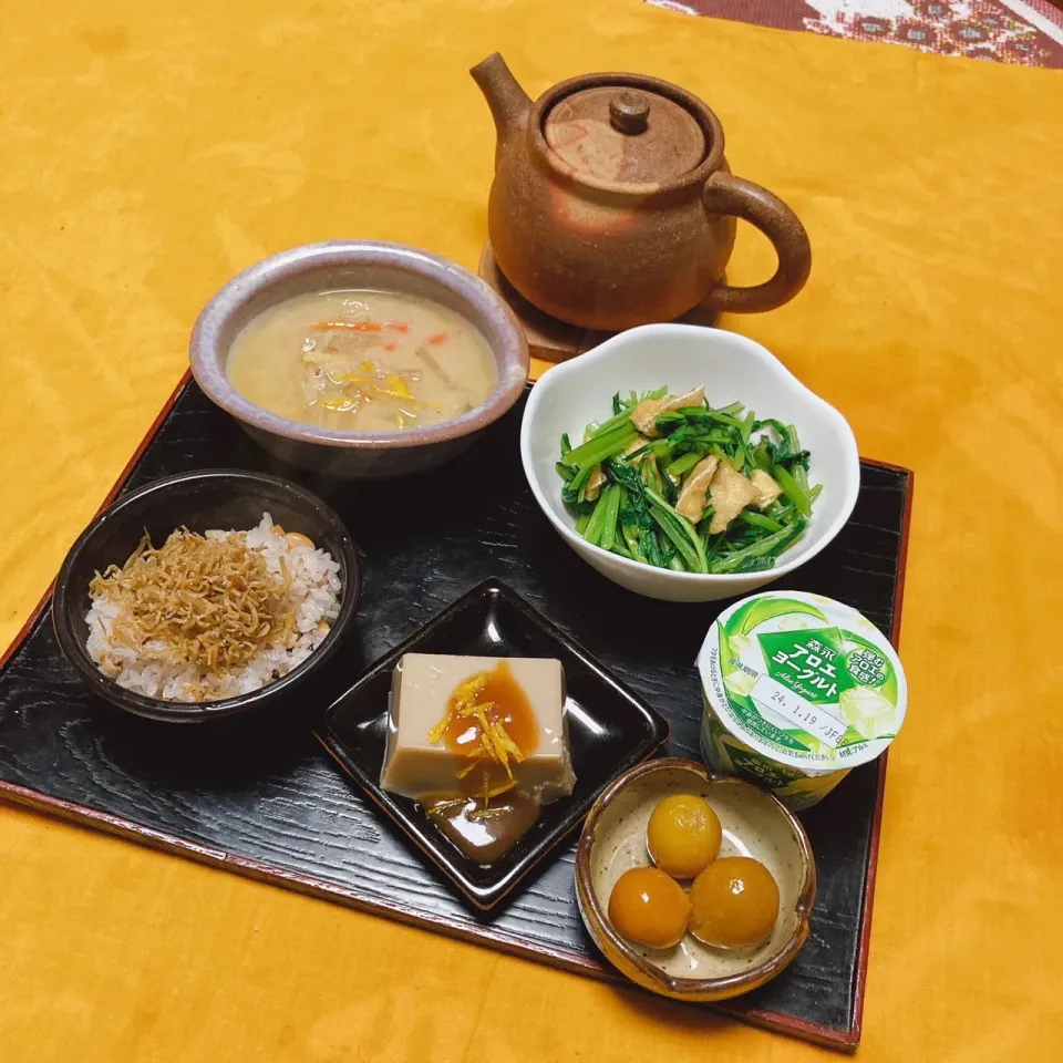 grandmaの晩ごはん☆ 壬生菜､白菜などたくさん頂い方から壬生菜をアッサリと炊いてゴマ豆腐で頂きます|kaoriさん