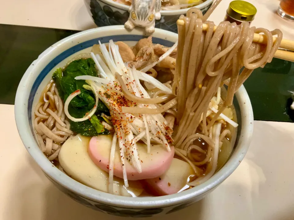 年明け蕎麦
豚と玉ねぎと下仁田ネギをコトコト煮たのとかまぼこ、ほうれん草をトッピング
#豚蕎麦
#乾麺
#木曽御嶽山
#乱切り蕎麦|Takeshi  Nagakiさん