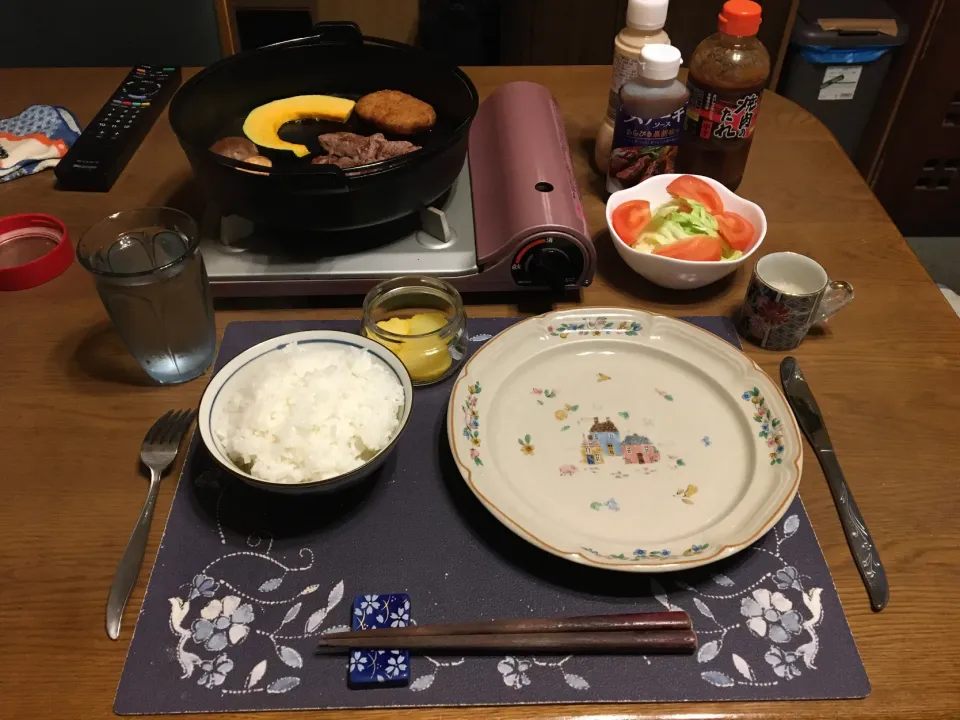 ご飯、南部鉄器の鉄鍋焼き（牛肉2種、かぼちゃ、椎茸、えのき茸、エリンギ）、サラダ、沢庵、烏龍茶、森永マミーの寒天(夕飯)|enarinさん