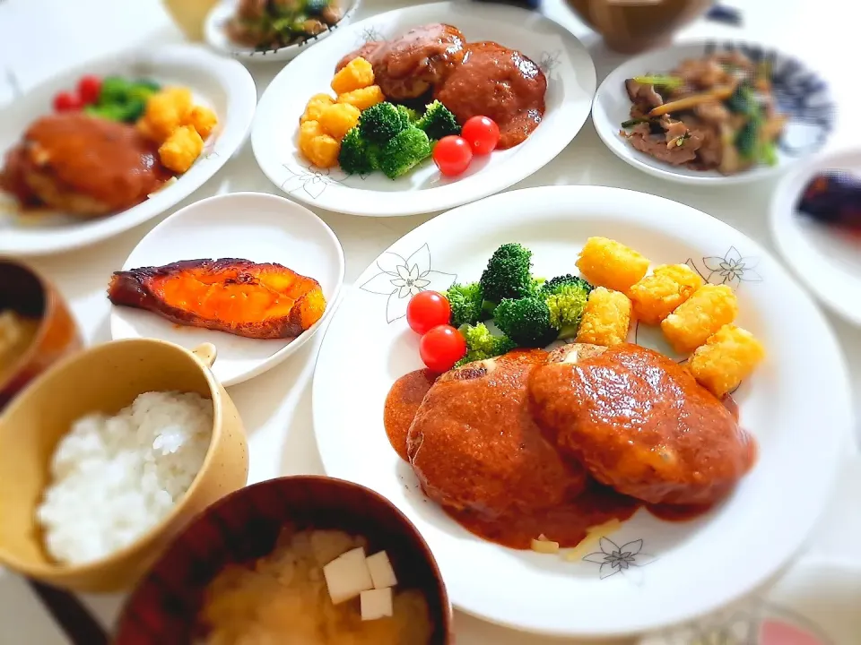 夕食(,,>᎑<,,)
ハンバーグ＆ハッシュドポテト＆サラダ🥗
カラスカレイみりん焼
豚肉と小松菜とエリンギ炒め
お味噌汁(大根、豆腐)|プリン☆さん