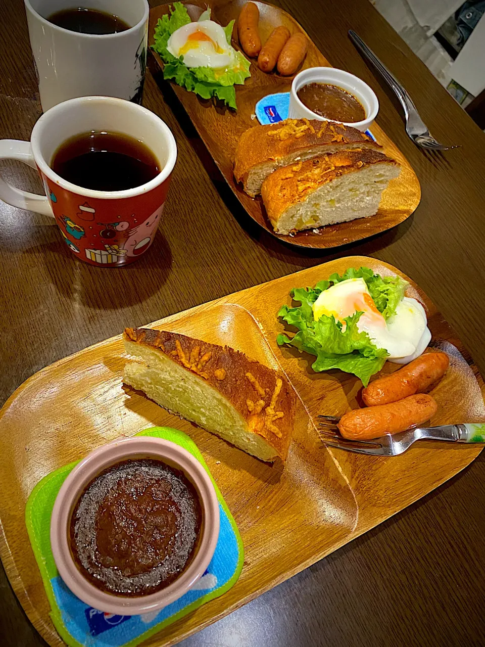 半熟卵　焼きソーセージ　カマンベールチーズ フォカッチャ　カレーディップ　コーヒー|ch＊K*∀o(^^*)♪さん