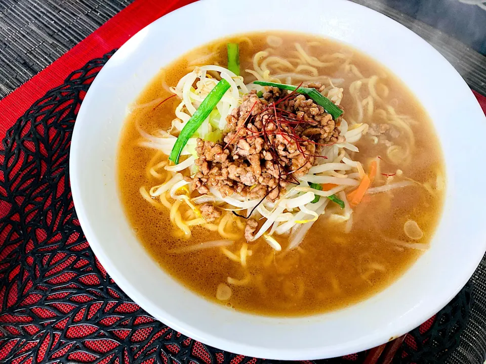 Snapdishの料理写真:もやしとひき肉の味噌ラーメン🍜|ゆきえもんさん