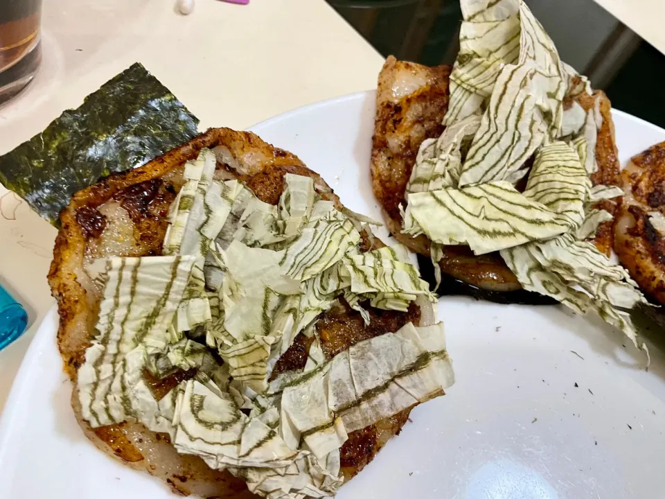 Snapdishの料理写真:七味をと山椒を入れたバター醤油で焼いた餅を海苔とおぼろ昆布を巻いて。
#バター醤油餅
#香ばしい
#七味をと山椒
#大人のお餅|Takeshi  Nagakiさん