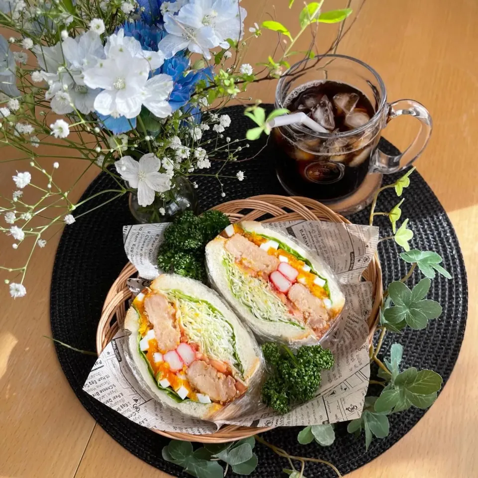 1/8❤︎照り焼きチキンカニかまたまごサンド🌱✨

＊ ハートブレッドアンティークぞっこん食パン
＊ 照り焼きチキン
＊ 半熟たまご
＊ カニかま
＊ フリルレタス ＊キャベツ ＊トマト|Makinsさん