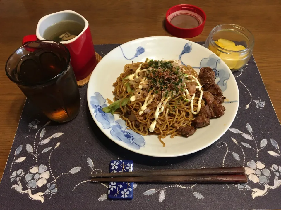 大盛りソース焼きそば、焼肉、沢庵、タマネギスープ(昼飯)|enarinさん