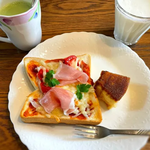 「「カルピス®」（希釈用）」を使ってみたSnapdishの料理・レシピ写真:カルピス牛乳で甘夏ジュース🍹とピザトースト
ホット抹茶オーレ、マダムシンコのバウムクーヘン