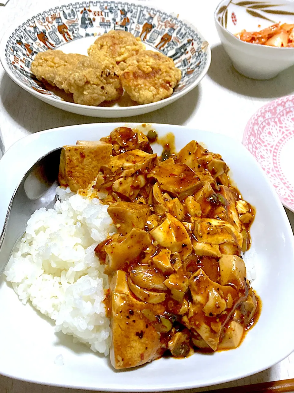 麻婆豆腐丼、蒸しナス、キムチ、ザクザクからあげ|Ayaさん