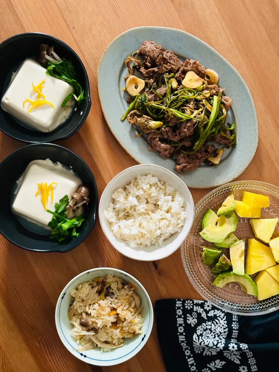 せりと牛肉のポン酢炒め、湯豆腐|Hagiさん