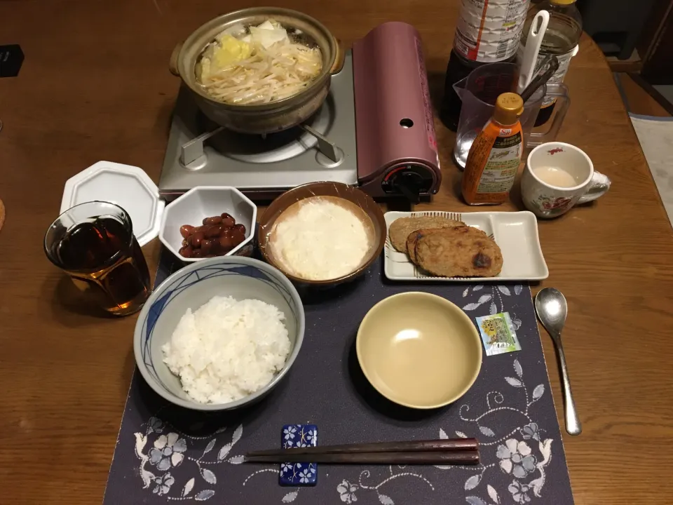 ご飯、やまと芋のとろろ、寄せ鍋、網焼きじゃこ天、煮豆、烏龍茶、森永マミーの寒天(夕飯)|enarinさん