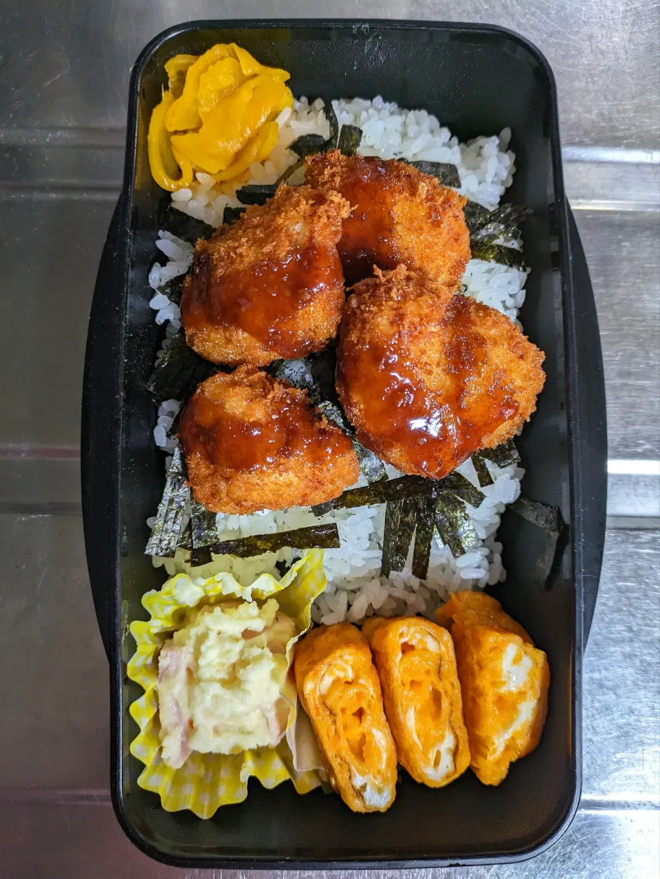 旦那弁当　2024/1/8　

チキンカツ
玉子焼き
ポテトサラダ|ユキヨメ♪さん