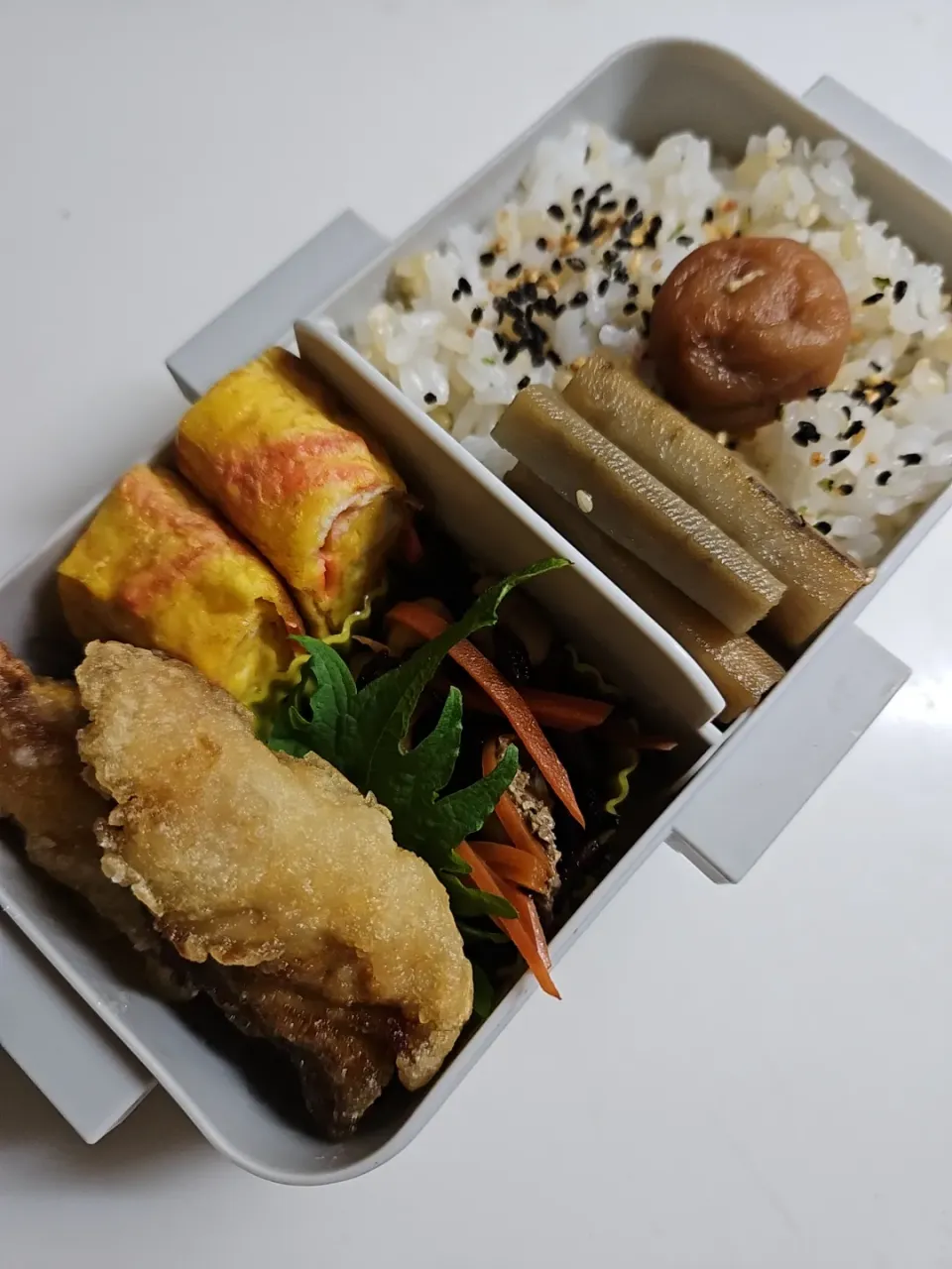 ☆中学生弁当☆学校始まりました＼(^-^)／玄米入りごはん。味ゴマひじき、梅、牛蒡甘煮、ひじき煮物、鱈竜田揚げ、紅生姜卵焼き|ｼｮｺﾗさん