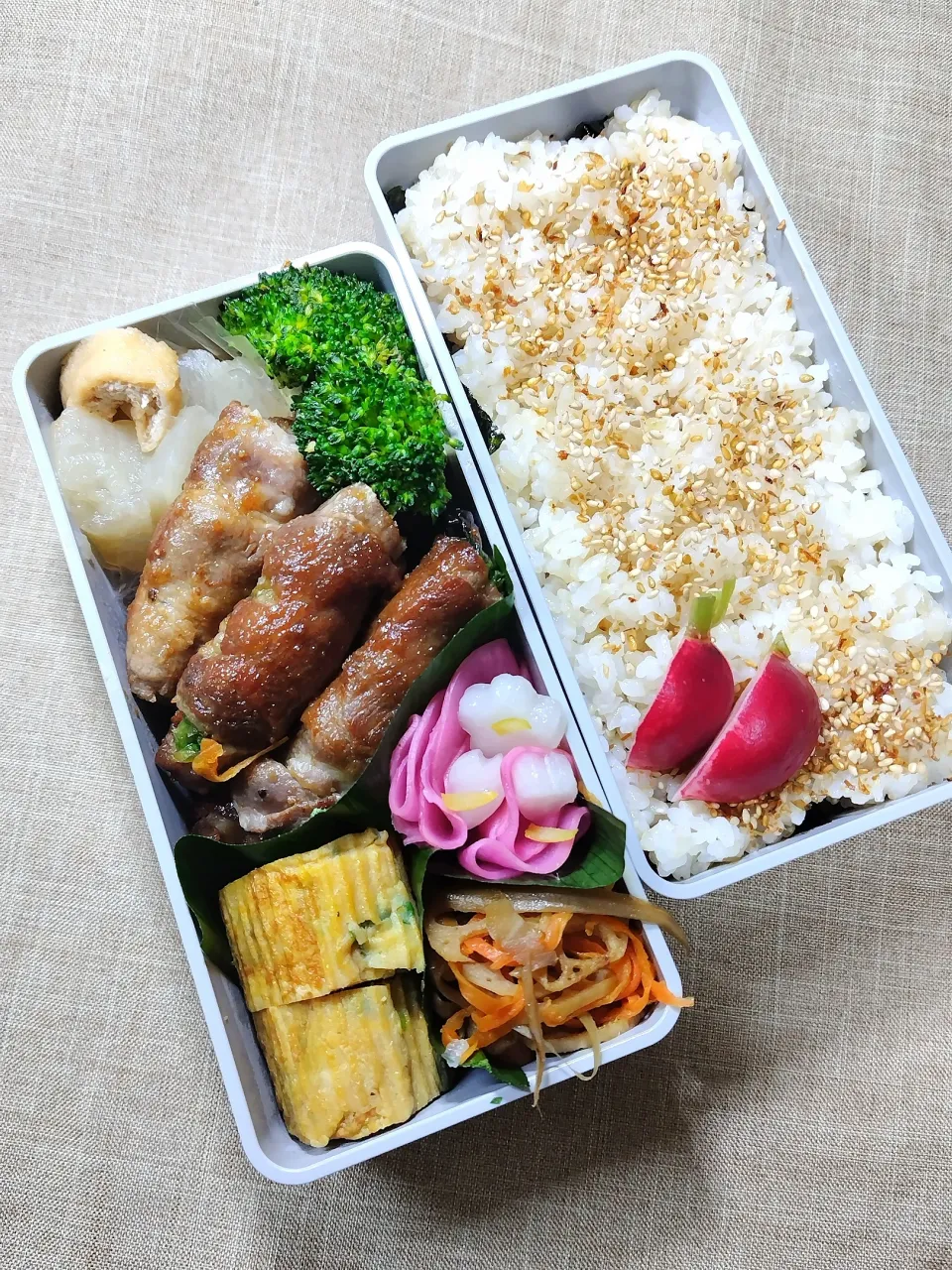 Snapdishの料理写真:今日のお弁当
    レタスの肉巻き
    大根と薄揚げの煮物
    ブロッコリーのガーリックソテー
    紫大根の甘酢漬け
    ネギ入り玉子焼き
    ゴボウと蓮根のきんぴら
    ラディッシュの浅漬け|めしだママさん