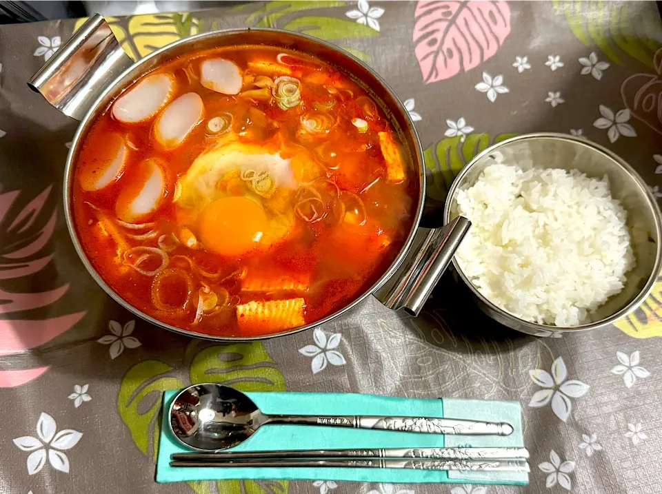 深夜の韓定食(お餅入豆腐チゲご飯付)
떡입순두부찌개|Saudadeさん