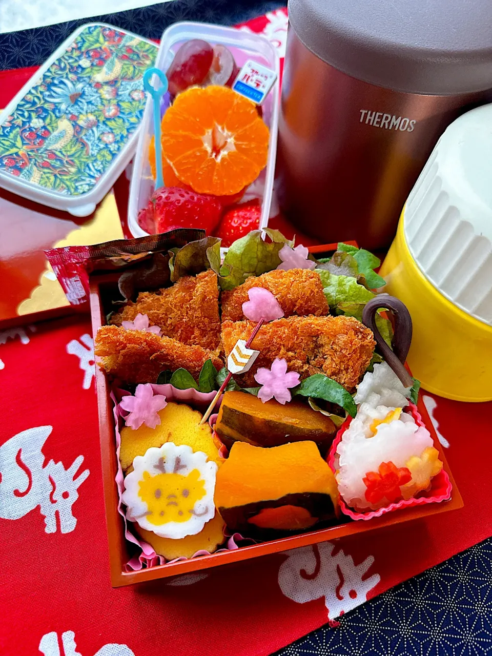 Snapdishの料理写真:2024/01/09 炊き込みご飯と芋の子汁のお弁当|Blueberry🫐さん