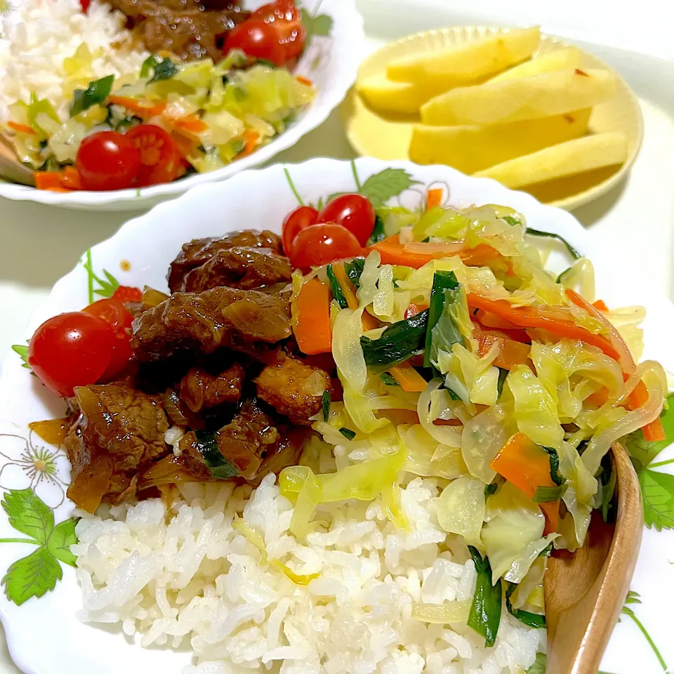 Snapdishの料理写真:晩ご飯は野菜炒めと牛肉の玉ねぎ煮込み|Kahoさん