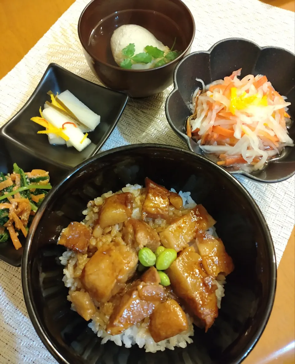 Snapdishの料理写真:☆豚角煮丼
☆なます
☆胡麻和え＆柚子大根
☆すまし汁|chikakoさん