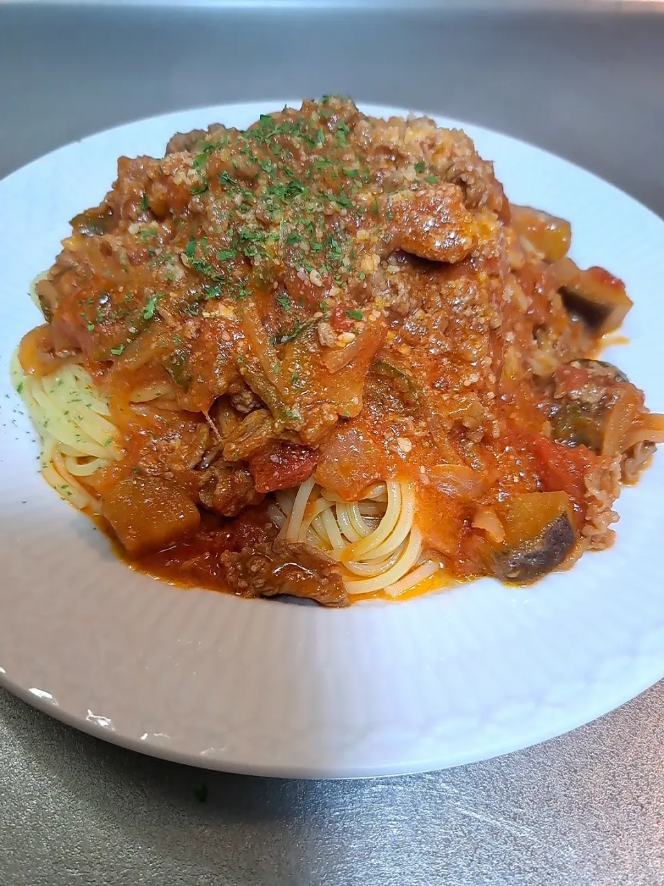 Snapdishの料理写真:具だくさんトマトソースパスタ🍝|Riapple🍎さん