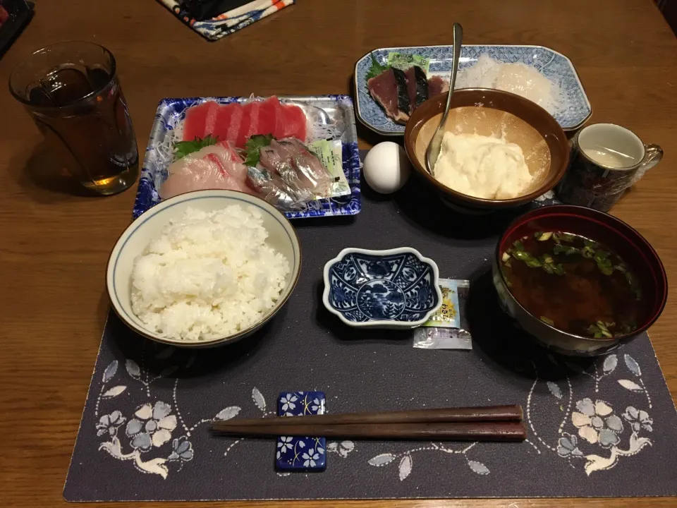 山掛けご飯、刺身盛り合わせ、鰹のたたき、スルメイカお造り、生タイプ即席味噌汁、烏龍茶、森永マミーの寒天(夕飯)|enarinさん