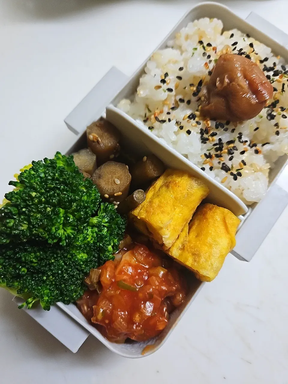 ☆中学生弁当☆玄米入りごはん、味ゴマひじき、梅、紅生姜卵焼き、牛蒡甘煮、ブロッコリー、エビチリ|ｼｮｺﾗさん