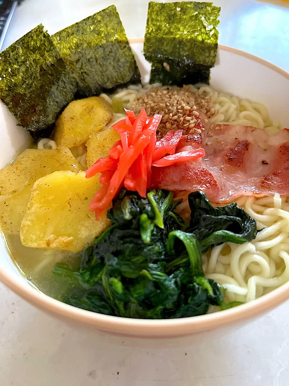 Snapdishの料理写真:サッポロ一番塩ラーメン🍜|ささるみさん