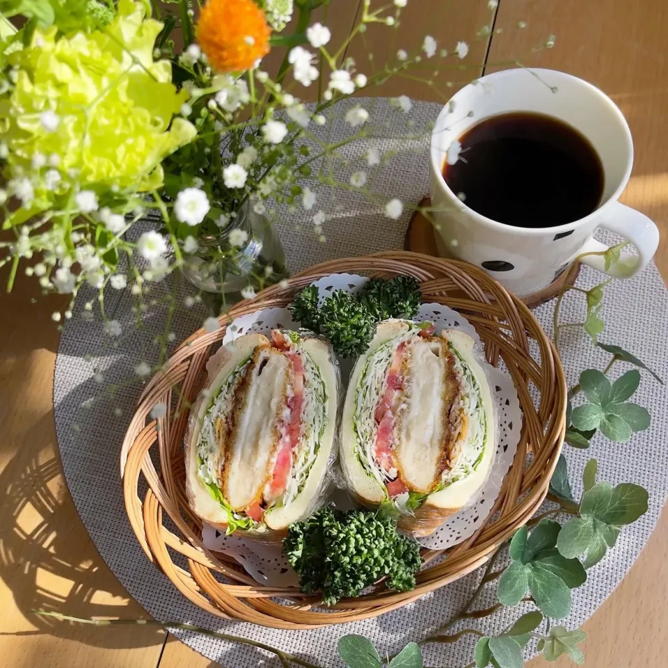 Snapdishの料理写真:1/10❤︎紅ズワイカニクリームコロッケサンド🌱

＊ 絹輝食パン
＊ 紅ズワイカニクリームコロッケ
＊ ピザ用チーズ
＊ フリルレタス ＊キャベツ ＊トマト|Makinsさん