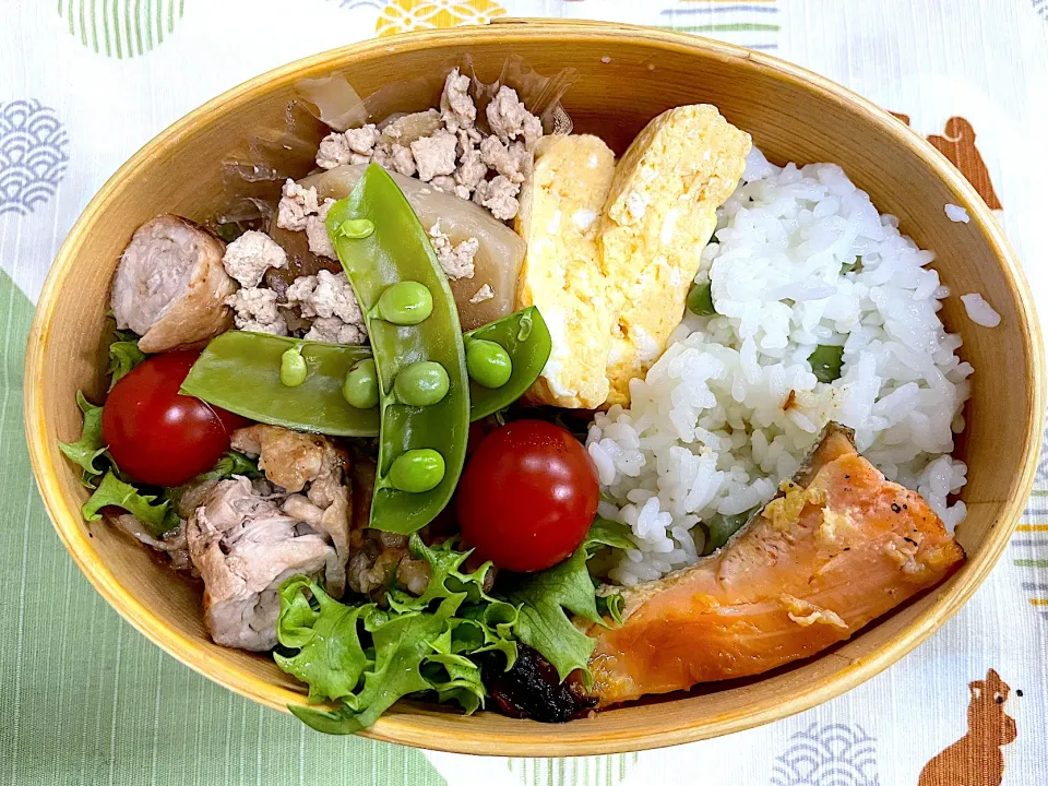 焼鮭、豚肉ロール、カブのそぼろ和え、玉子焼きの豆ご飯🍱|なお🅿️さん