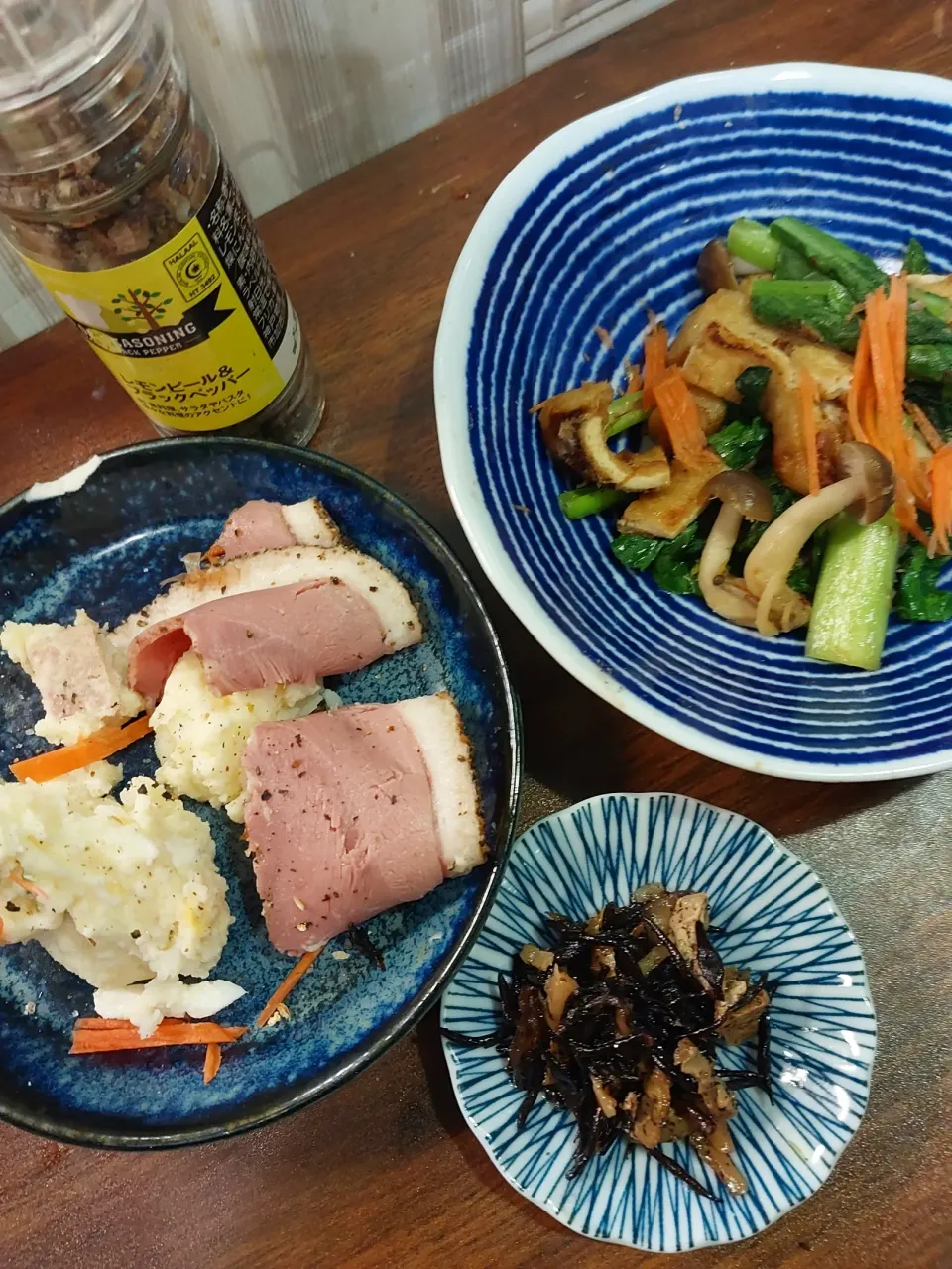 今日のランチ🙆

小松菜と、油揚げ炒め
ポテサラ
鴨ハム
ひじき
小豆かゆ←画像無し|🐧ペンギン2さん